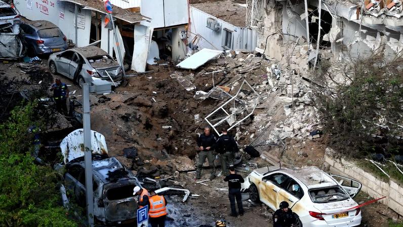 Equipes de emergência israelenses se reúnem no local de um ataque de míssil iraniano em Tel Aviv