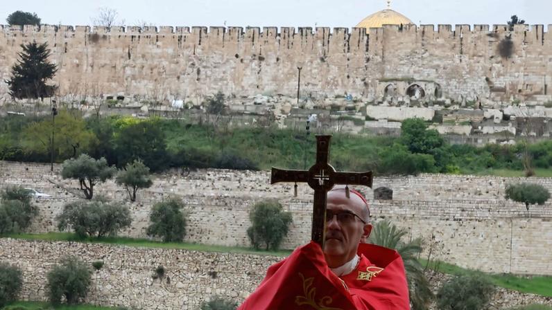 O Patriarca Latino de Jerusalém, Cardeal Pierbattista Pizzaballa, lidera uma cerimônia de oração para celebrar o Domingo de Ramos em Jerusalém