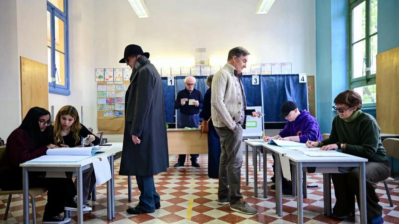 Eleitores se preparam para votar em uma seção eleitoral no primeiro dia de votação do referendo constitucional italiano sobre a reforma da justiça, em Milão