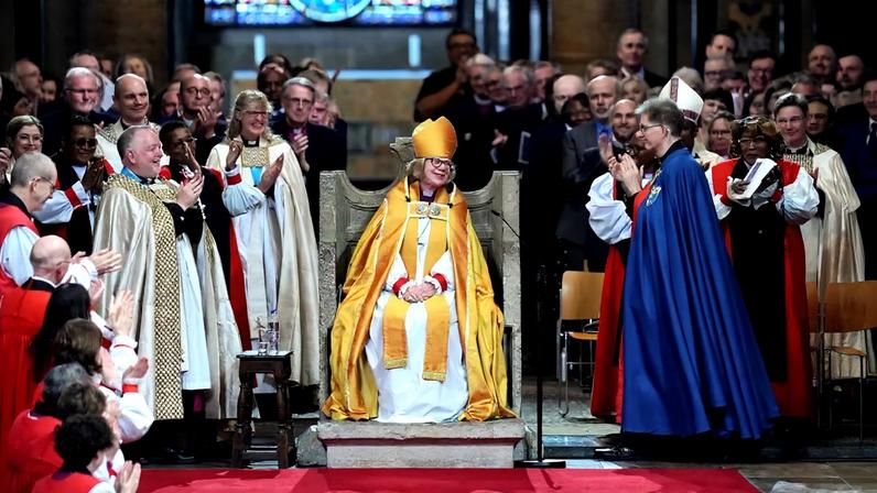 Sarah Mullally, primeira mulher líder espiritual da Igreja Anglicana