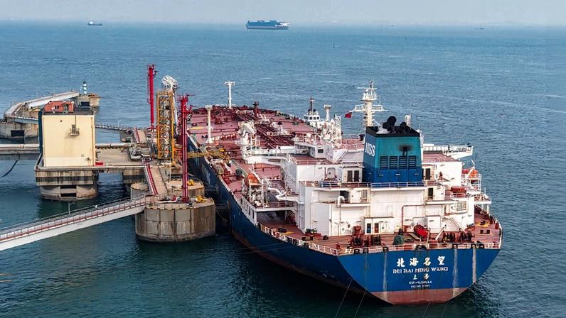 Restrições de passagem de petróleiros no Estreito do Ormuz também afetam o preço do petróleo no mundo