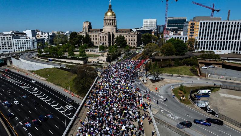 Grandes protestos contra o governo Trump ocorrem neste sábado (28/3) em cidades de todo os Estados Unidos