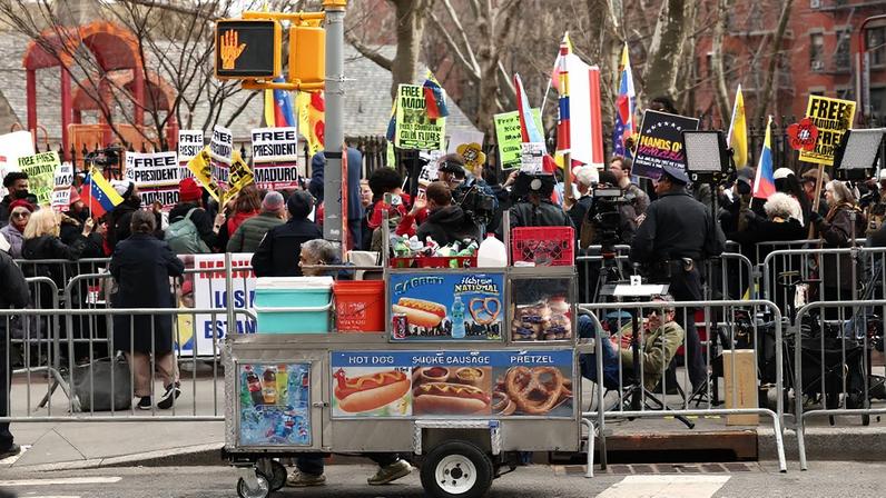 Manifestações a favor e contra Maduro ocorreram em frente ao tribunal de NY