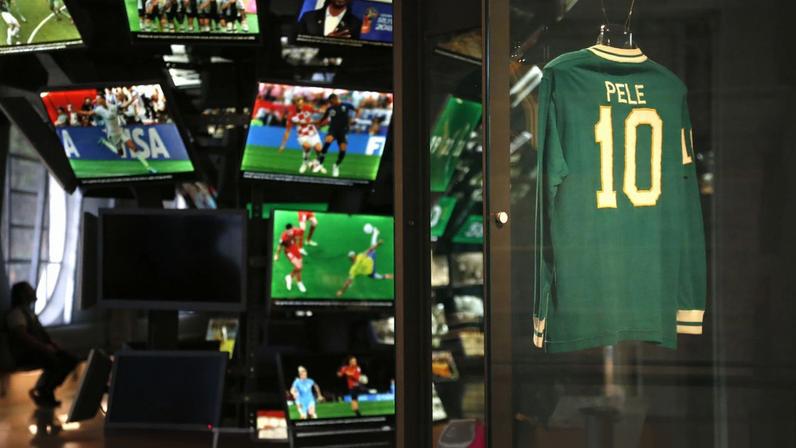 São Paulo (SP), 30/09/2024 - Museu do futebol faz a instalação de duas novas camisas na exposição. A camisa da seleção feminina de futebol assinada pelas jogadoras que foram prata nas Olimpíadas de Paris 2024 e a camisa do Cosmos usada por Pelé no jogo de despedida nos EUA em 1997. Foto: Paulo Pinto/Agência Brasil