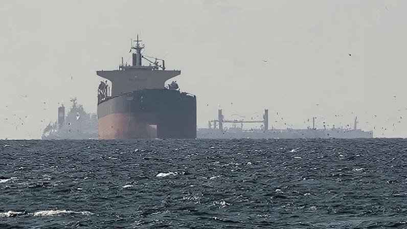 Navios-tanque navegam no Golfo Pérsico, perto do Estreito de Ormuz