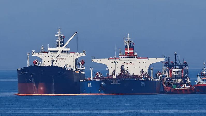 Navio iraniano foi visto transportando petróleo para embarcação com bandeira da Libéria