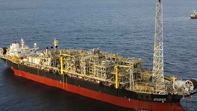 Apesar do bloqueio, o governo norte-americano não ordenou que os navios patrulha da Guarda Costeira interceptassem o petroleiro russo desta vez; na imagem, navio-plataforma da Petrobras