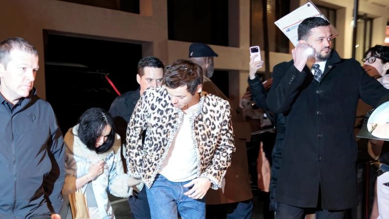 Harry Styles and his girlfriend, Zoë Kravitz, were seen holding hands at a “Saturday Night Live” afterparty.