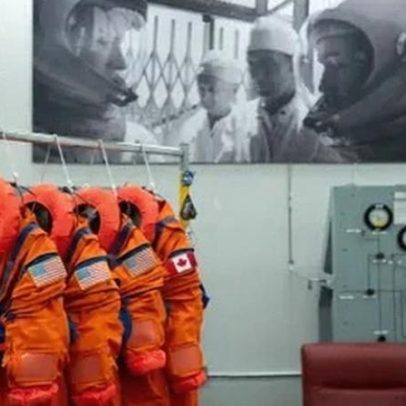 Astronautas da Artemis II chegam para preparação final antes da decolagem à Lua