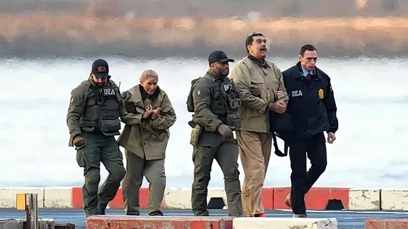 Nicolás Maduro e sua esposa, Cilia Flores, são vistos algemados após pousarem em um heliponto em Manhattan, escoltados por agentes federais armados