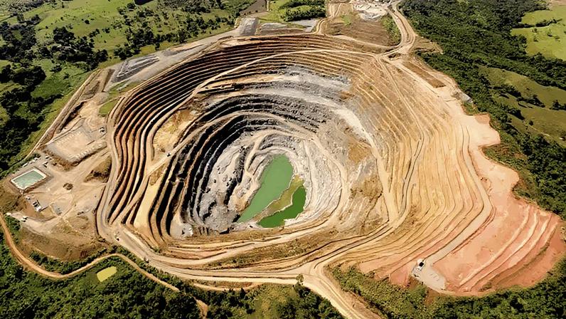 Os minerais críticos incluem recursos como nióbio, lítio, cobalto, grafite, cobre, urânio e as chamadas terras raras; na foto, mina de nióbio em Catalão (GO)