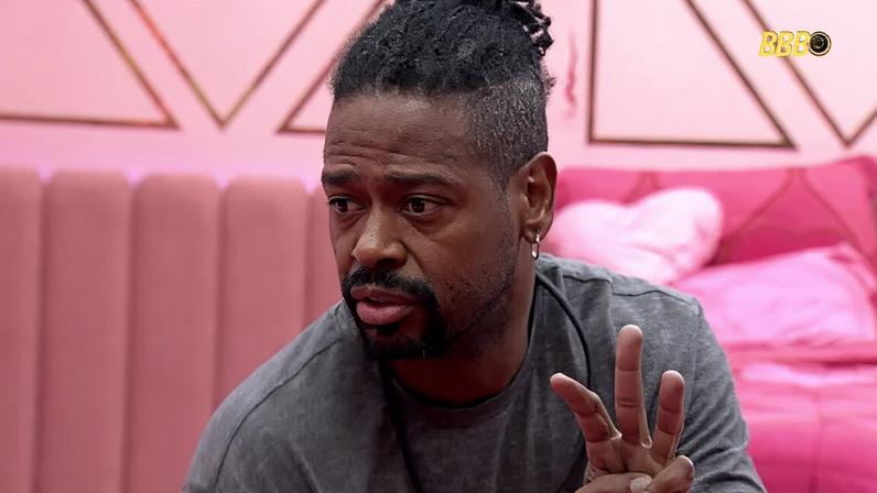 No BBB 26, Leandro se descuida no banho, mostra demais e internautas reagem: “Vazou o boneco”