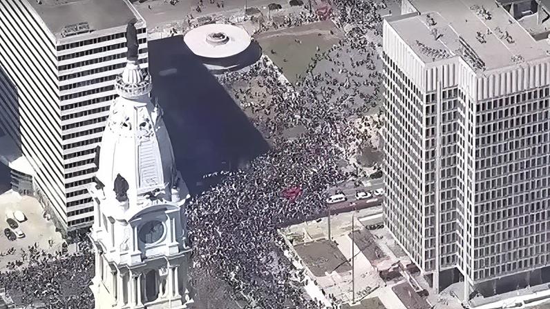 Protesto "No Kings" na Filadélfia neste sábado (28)