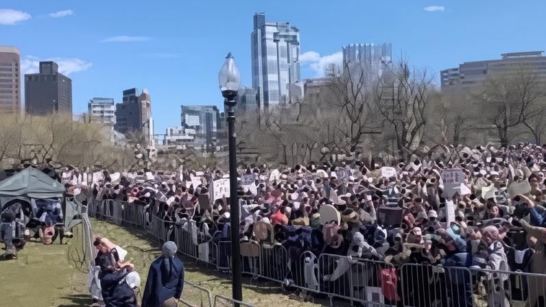 Na imagem, protesto No Kings realizado no sábado (28.mar.2026)