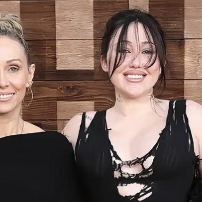 Noah Cyrus surge ao lado da mãe em raro momento após polêmica entre elas