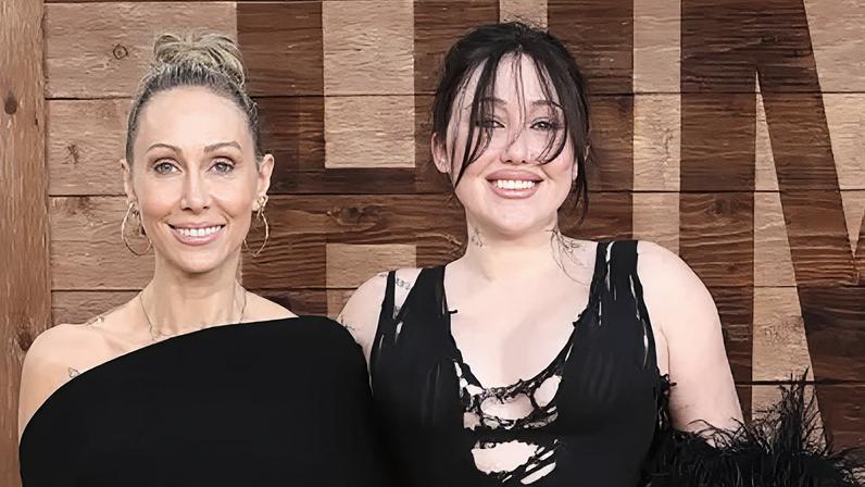 Noah e Tish Cyrus se reúnem após cinco anos