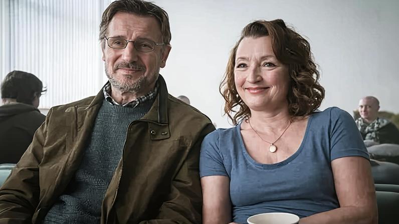Liam Neeson e Lesley Manville em "Nosso Amor"