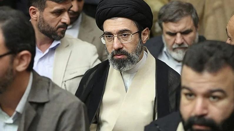 Na imagem, o filho do aiatolá Ali Khamenei, Mojtaba Khamenei, 56 anos