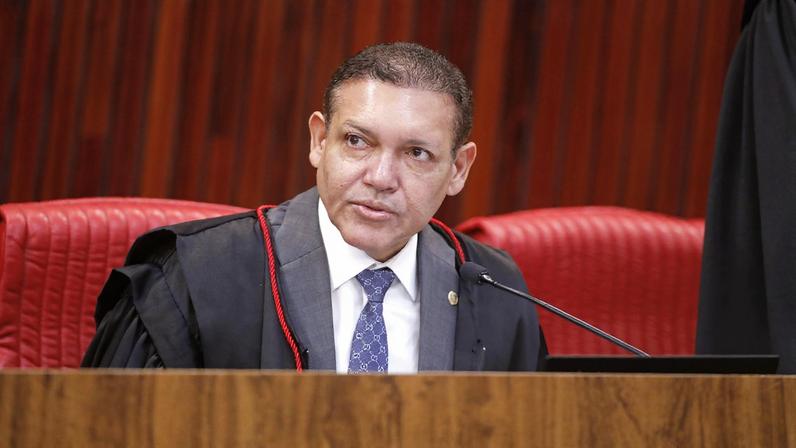 Kassio Nunes Marques, que será presidente do TSE durante as eleições de 2026, está coordenando a elaboração das normas para o pleito. (Foto: Alejandro Zambrana/Secom/TSE)
