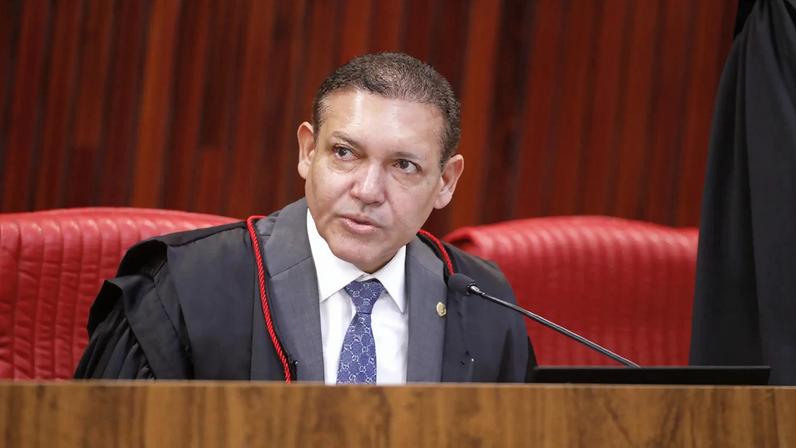 Kassio Nunes Marques, que será presidente do TSE durante as eleições de 2026, está coordenando a elaboração das normas para o pleito. (Foto: Alejandro Zambrana/Secom/TSE)