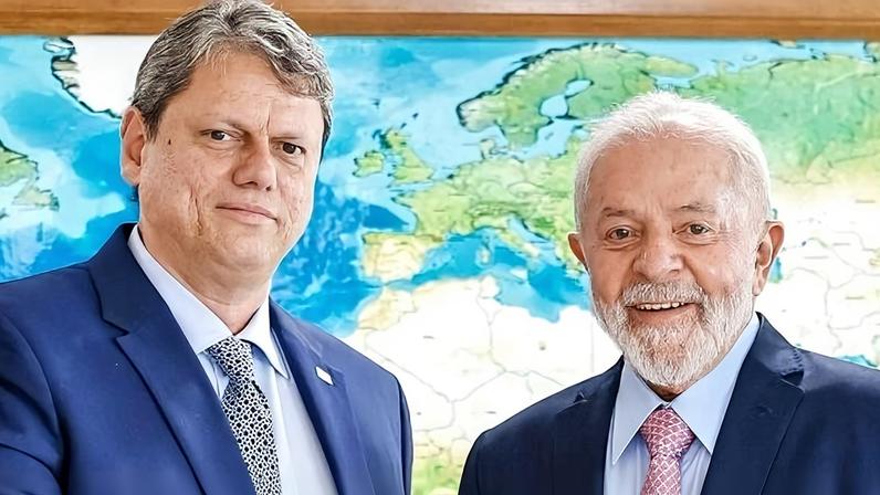 O governador de São Paulo, Tarcísio de Freitas, ao lado do presidente Lula