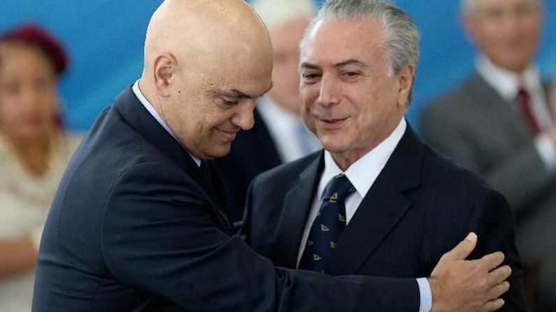 O ministro Alexandre de Moraes ao lado do ex-presidente Michel Temer