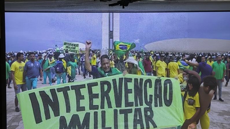 O ministro Alexandre de Moraes voltou a exibir vídeo do 8 de Janeiro durante o julgamento da trama golpista