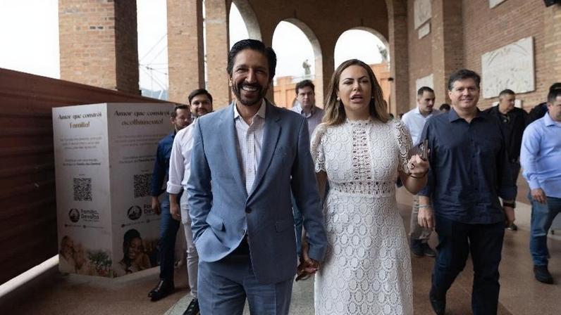 O prefeito de São Paulo, Ricardo Nunes, acompanhado da esposa, Regina Nunes, em visita à Aparecida