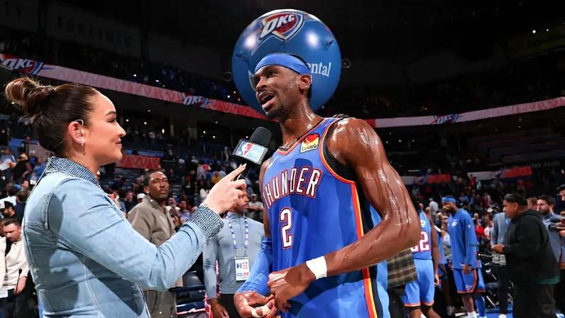 Shai Gilgeous-Alexander do Oklahoma City Thunder durante jogo da NBA (Foto: Zach Beeker / NBAE / Getty Images / Getty Images via AFP)