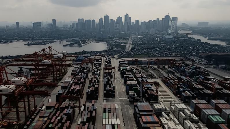 Vista aérea de terminal de contêineres no porto de Manila, nas Filipinas