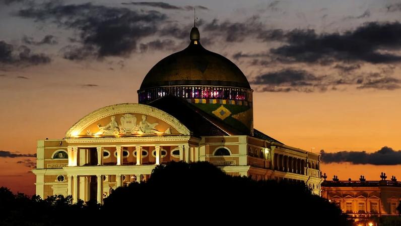 Vista aérea do Teatro Amazonas e centro histórico de Manaus ao pôr do sol