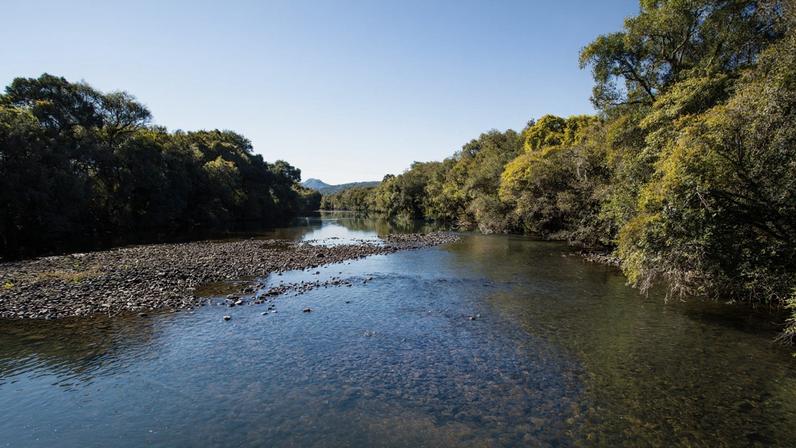 Panorâmica de paisagem na região de Rio Verde GO, com curso d’água, vegetação e céu aberto