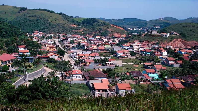 Fachada de escola militar histórica no Brasil, com palmeiras e céu claro