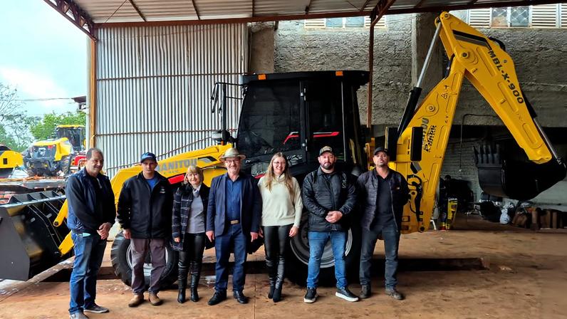 Paisagem costeira de Torres RS, com falésias e praias no Parque da Guarita ao pôr do sol.
