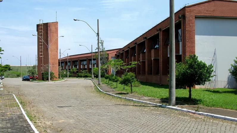 campus do Instituto Federal em cenário urbano do interior fluminense. Crédito: portal IFFluminense.