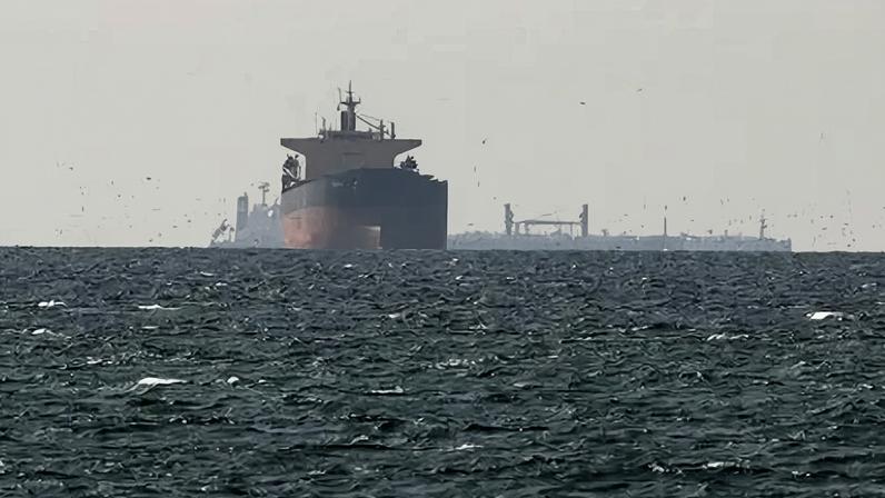 Navios-tanque no Golfo perto do Estreito de Ormuz