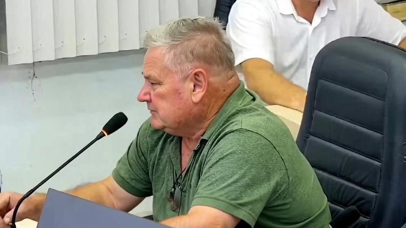 O vereador Osni Novack (MDB) defendeu a morte de cães soltos durante sessão em SC. Créditos: Reprodução