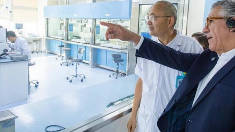 O ministro da Saúde, Alexandre Padilha, durante visita a centro de saúde na China