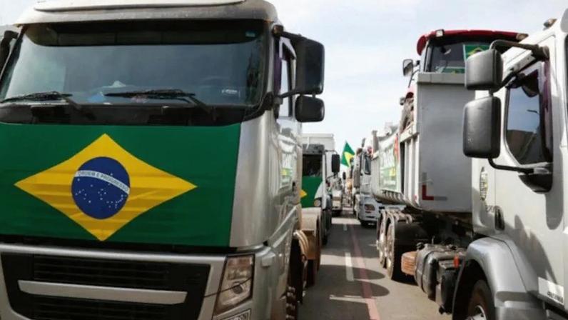 Representantes dos caminhoneiros pretendem se reunir na 2ª feira (23.mar.2026) com o ministro da Casa Civil, Rui Costa, para discutir pontos que a categoria ainda quer incorporar à lei