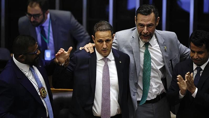 Parlamentares comemoram com Guilherme Derrite (PP-SP) a aprovação do PL Antifacção na Câmara