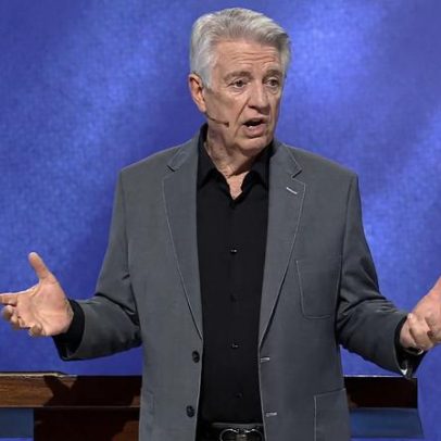 Pastor prega sobre Israel, fiel é retirado por seguranças