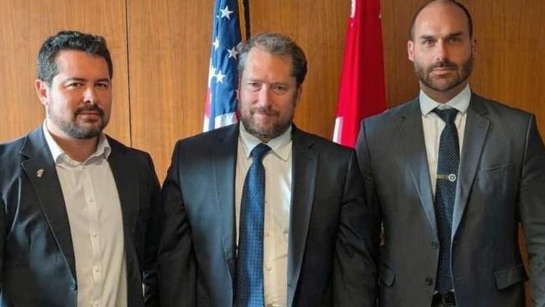 Paulo Figueiredo, Darren Beattie e Eduardo Bolsonaro, em foto de arquivo