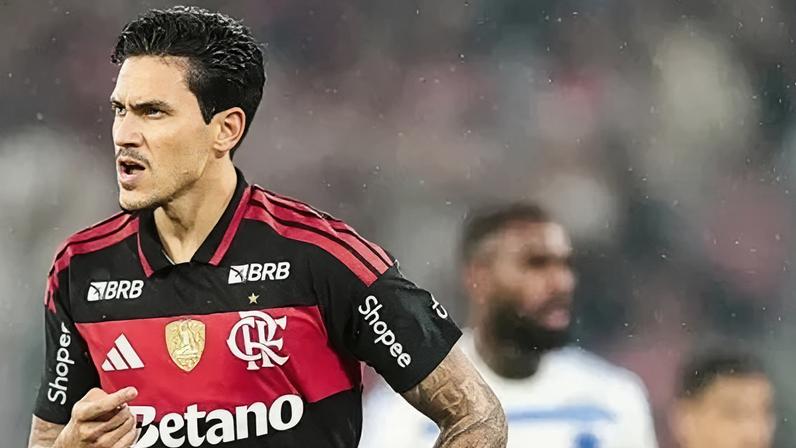 Pedro comemora gol pelo Flamengo em vitória sobre o Cruzeiro