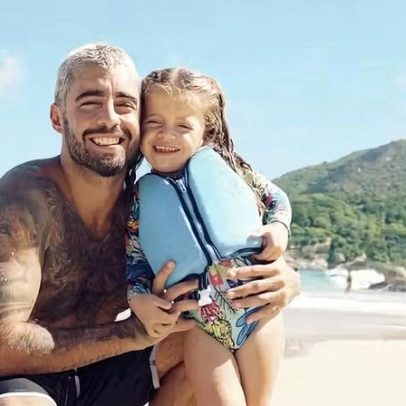Pedro Scooby aproveita praia com a filha caçula