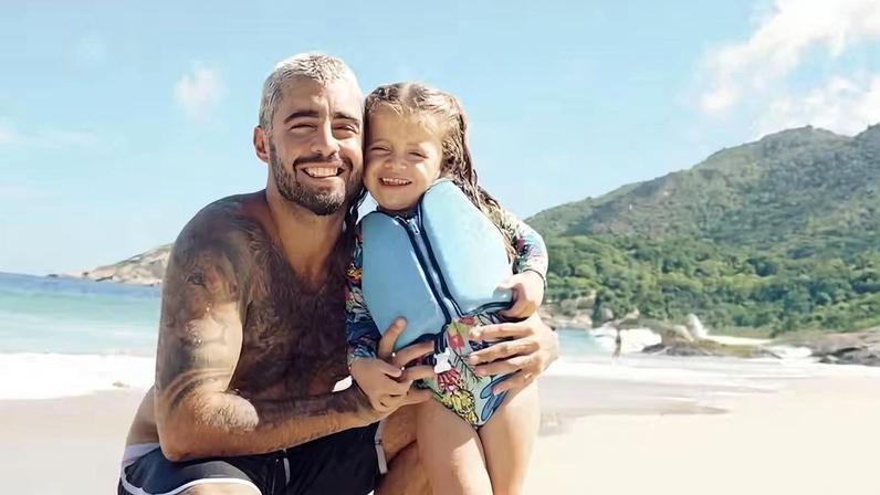 Pedro Scooby e a filha caçula, Aurora, em praia do Rio de Janeiro