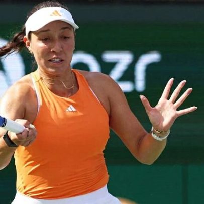Pegula vira sobre Ostapenko e Muchova avança em jogo difícil