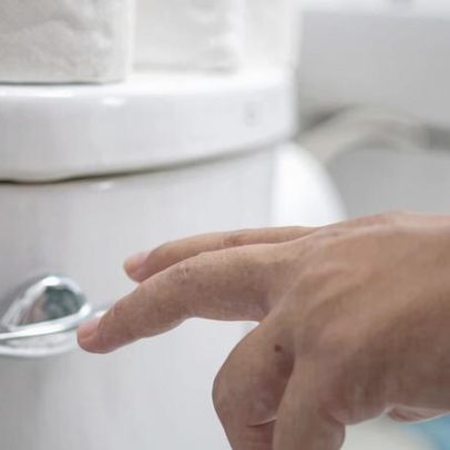Fezes com odor fétido: causas, sintomas e tratamentos