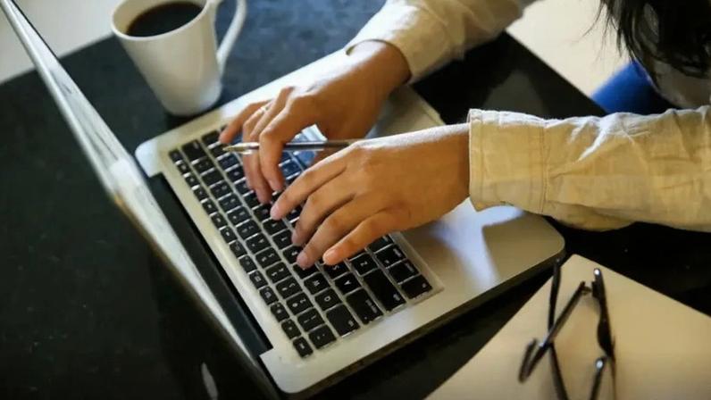 Muitos veículos, como a Condé Nast, também estão migrando para passkeys, apontadas há anos como substitutas mais seguras para as senhas