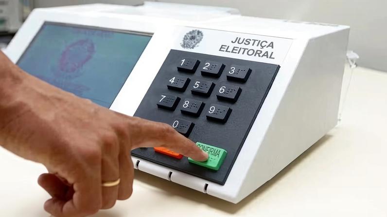 Mão apertando tecla em urna eletrônica — Foto: Divulgação