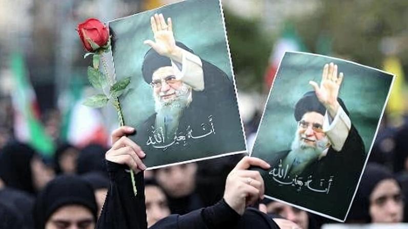 Pessoas se reuniram em Beirute, capital do Líbano, para expressar solidariedade ao Irã e protestar contra o assassinato de Aiatolá Ali Khamenei